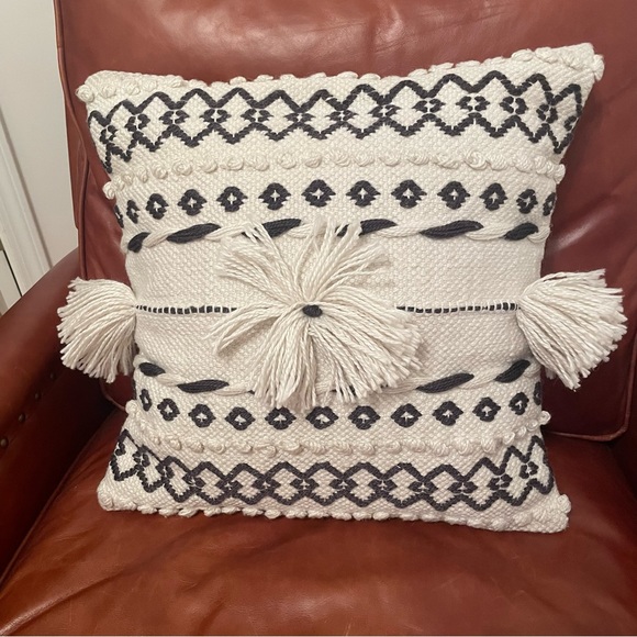 GRANDINROAD Decorative Pillows
Kilim Indoor Throw Pillows 18” x 18” - Picture 1 of 9